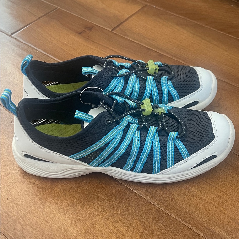 Lands End Gray Mesh Water Shoes Size 8.5
Never worn aerobics